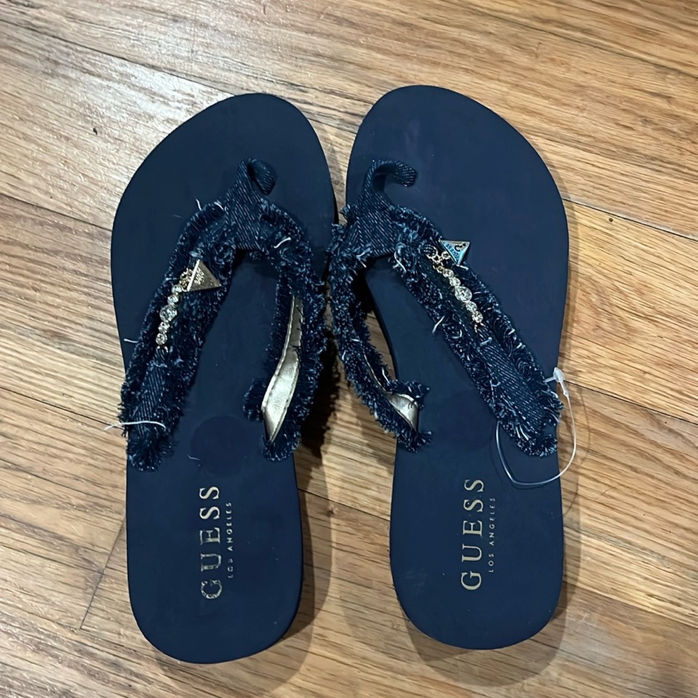 NWOT Guess Flip Flops - Size 7